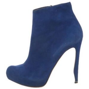 Nicholas kirkwood booties is a gorgeous blue suede.
